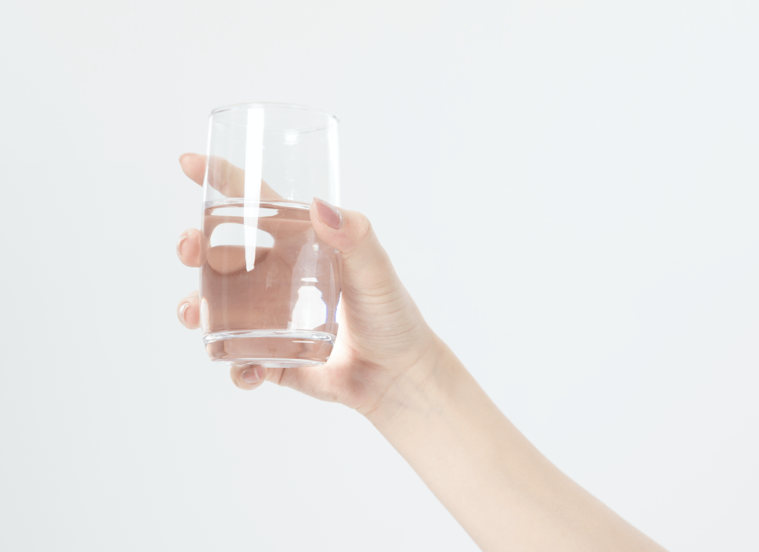 离开视线的那杯水有多可怕?女生被网友两次下药后性侵