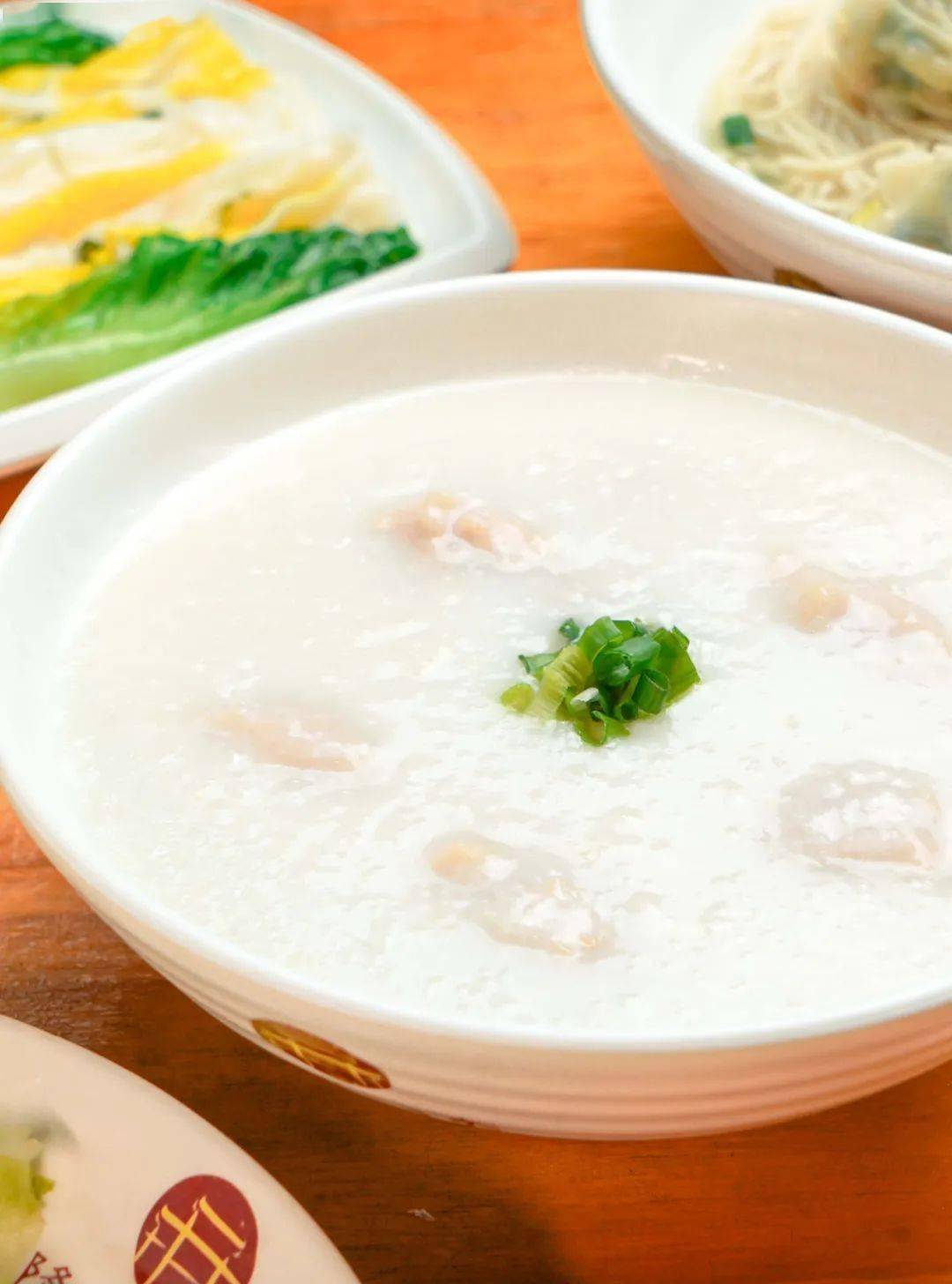 还有经典的新鲜瘦肉皮蛋粥也很不错粥底绵密,米香四溢,从口腔滋润到