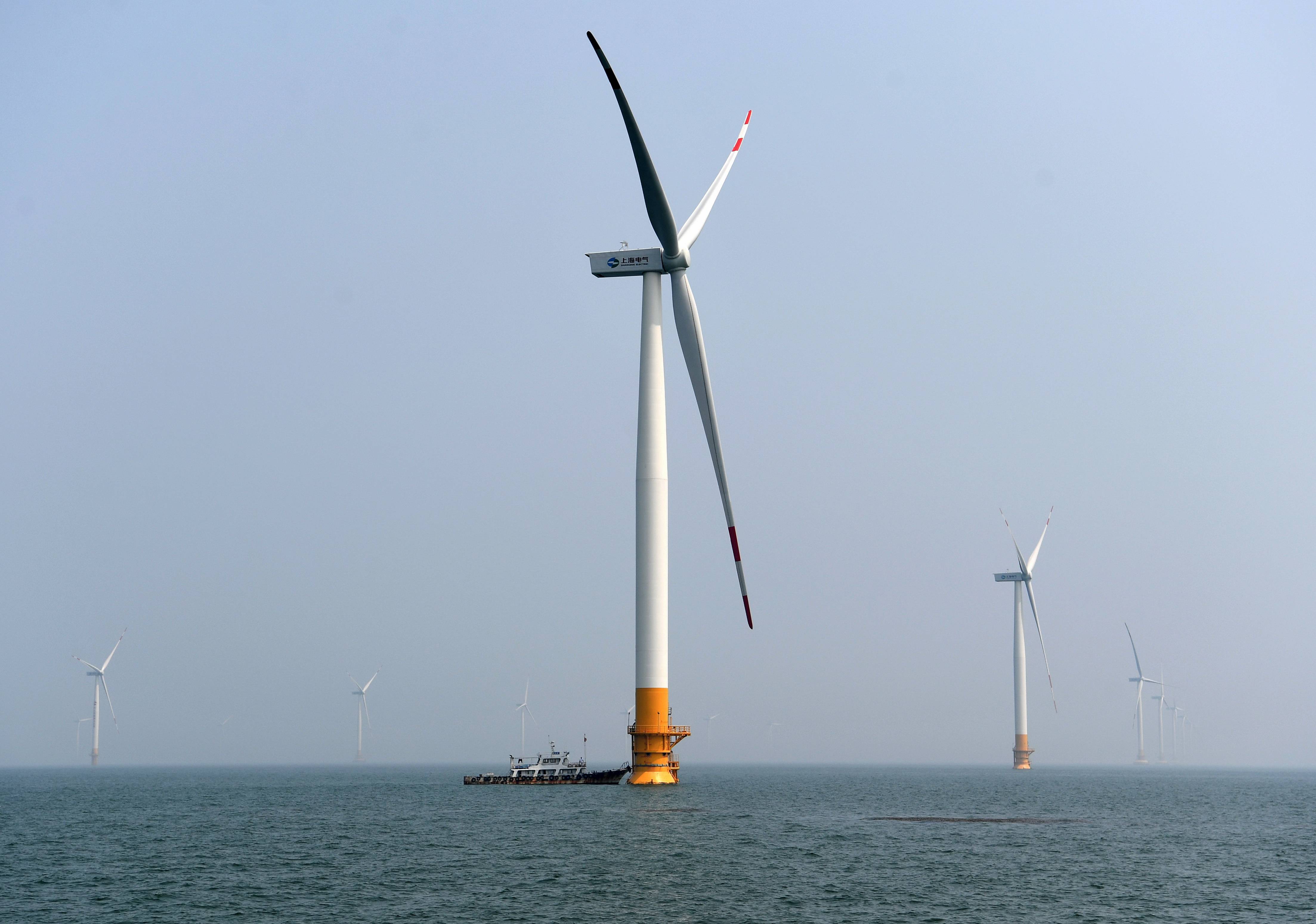 7月19日拍摄的唐山乐亭菩提岛海上风电场的风力发电机
