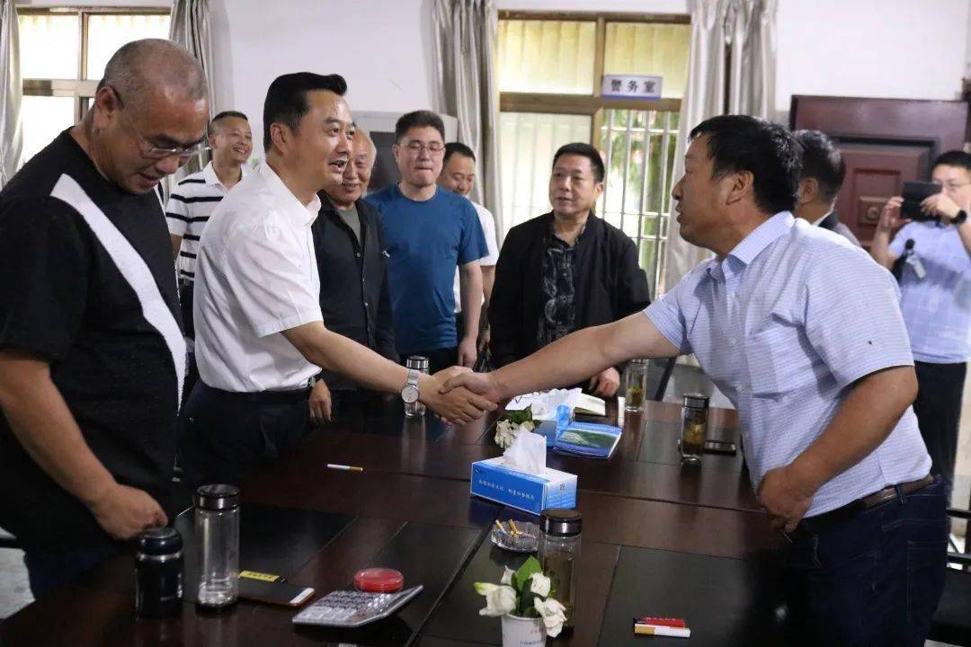 县委副书记,县长杨玲玲到指挥部督导工作▲县委书记管文新"夜访"指挥