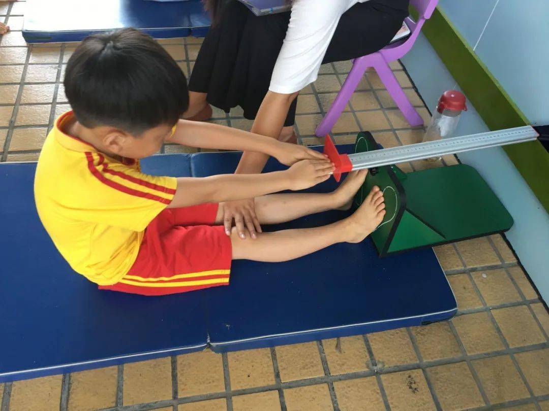 坐位体前屈反映的是幼儿的身体柔韧性,测试时,要求幼儿双腿伸直,双臂