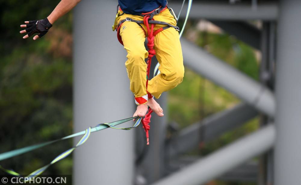 2020年7月19日,广东省清远市黄腾峡天门玻璃悬廊,扁带运动员施海林