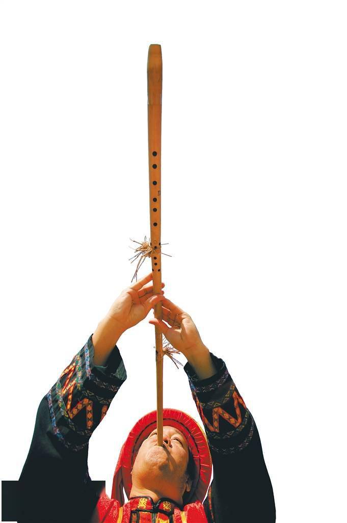 黄照安在演奏黎族传统乐器. 李幸璜 摄