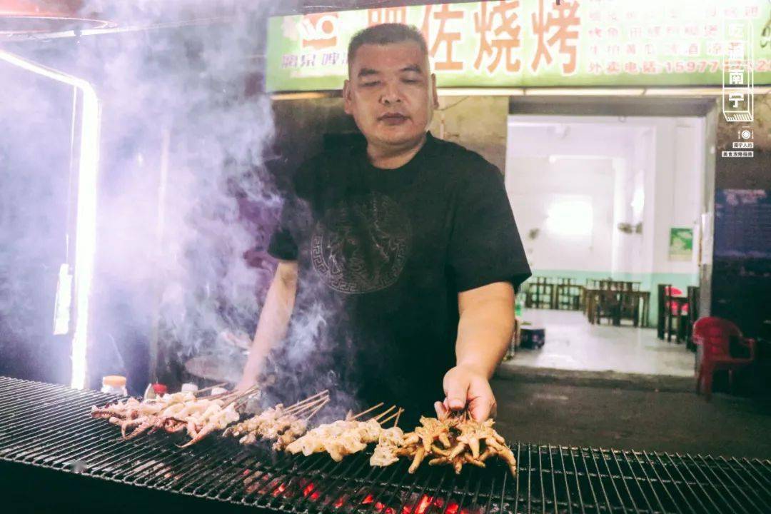 北大桥底开了15年的烧烤摊,改名都"躲"不掉那些用鼻子找上门的!