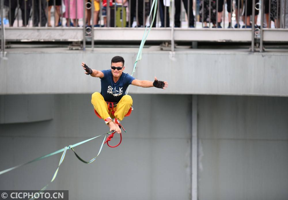 广东清远:500米高空走扁带