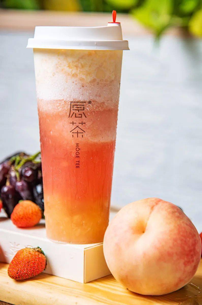 雀跃了手里拿着一杯初恋般的甜蜜少女般的粉嫩芝士鲜桃○ 茶原自于心