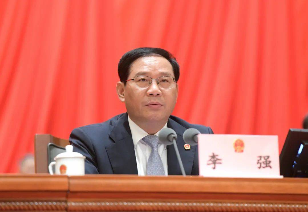 上海市十五届人大四次会议闭幕,李强与龚正握手表示祝贺