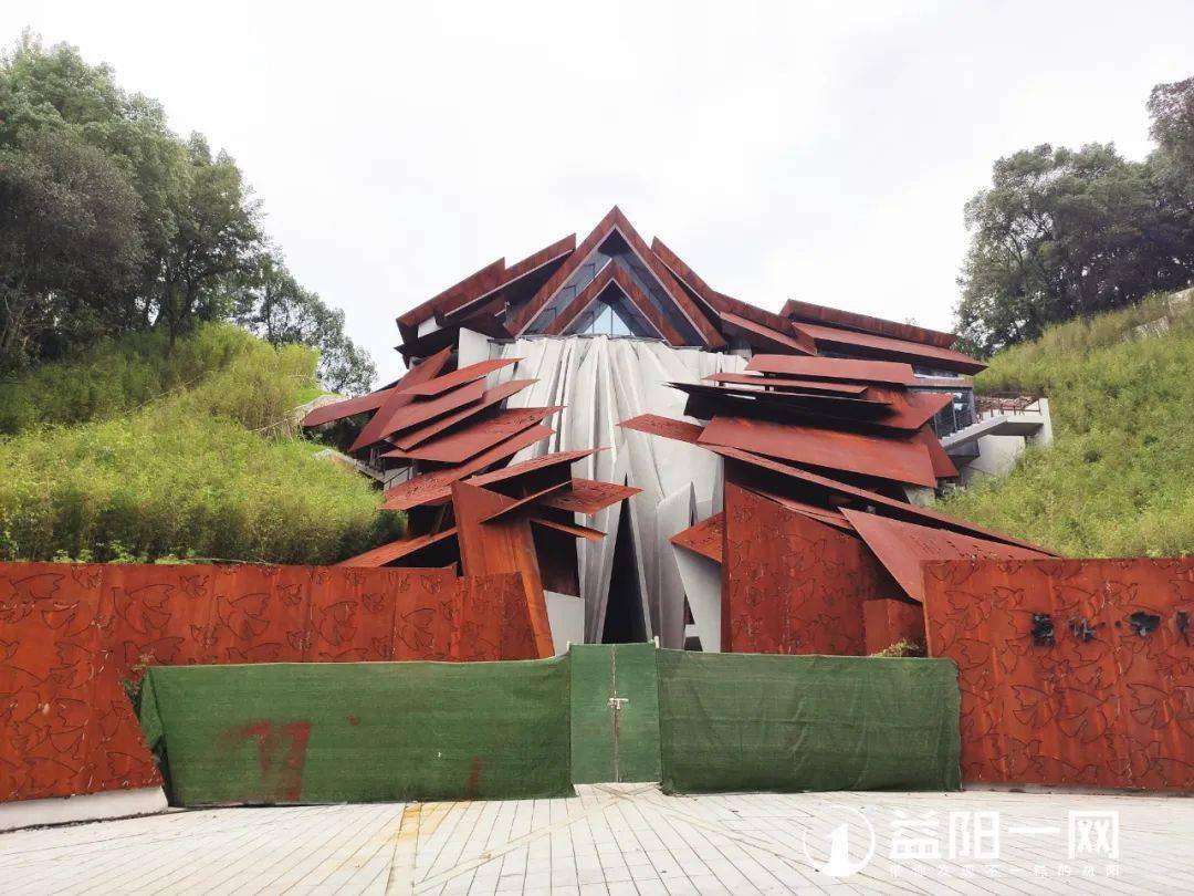 (俯瞰图)何凤山的"生命签证馆"位于会龙山山脚下,广法寺的旁边,总用地