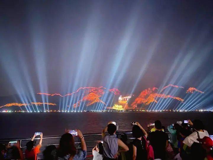 瓯江边绚丽的山体灯光秀良业公司供图