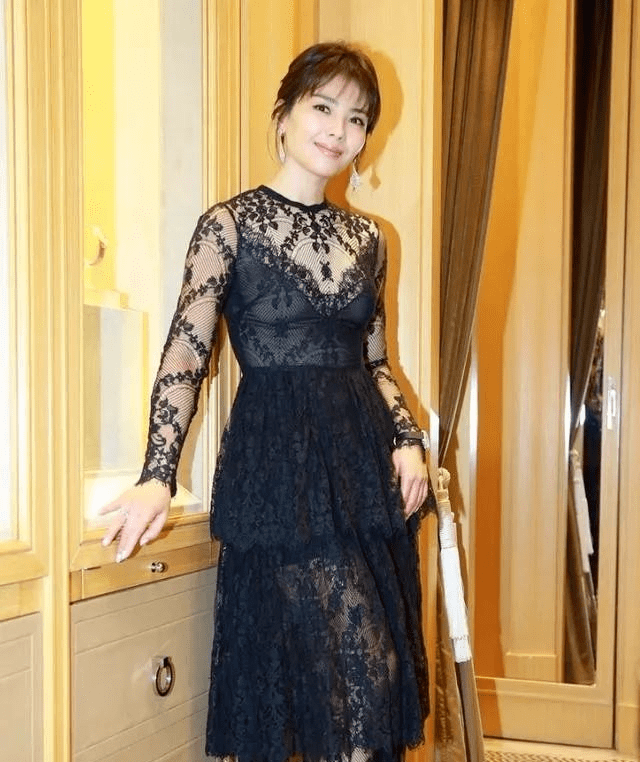 刘涛红唇湿发在健身房拍写真网友穿裙子也毫无违和感