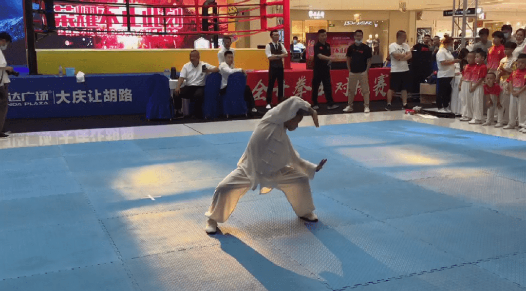 青春须早为张羽彤小朋友展示龙身蛇形太极拳