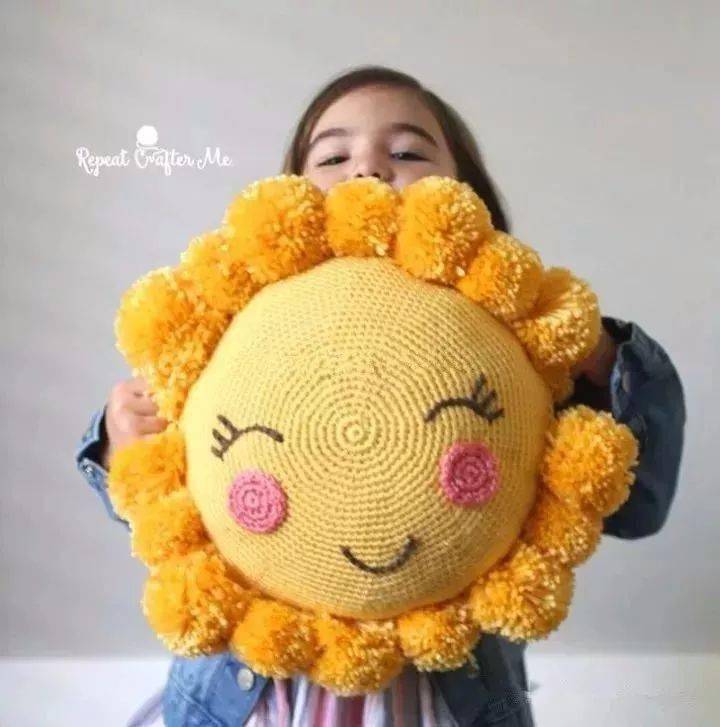 妈妈钩的小太阳抱枕,萌萌的