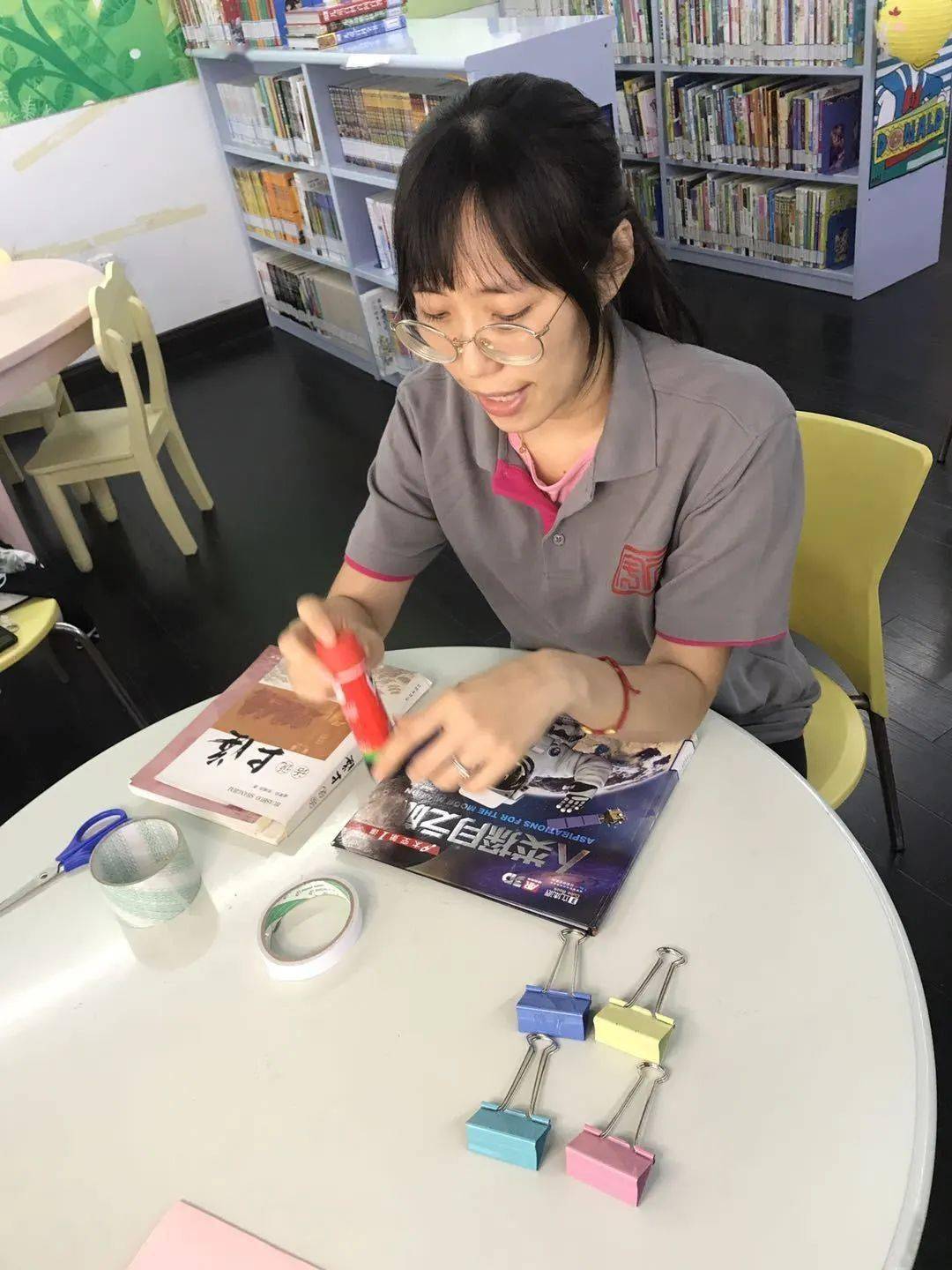 定海路街道图书馆暑期系列直播活动修补书籍