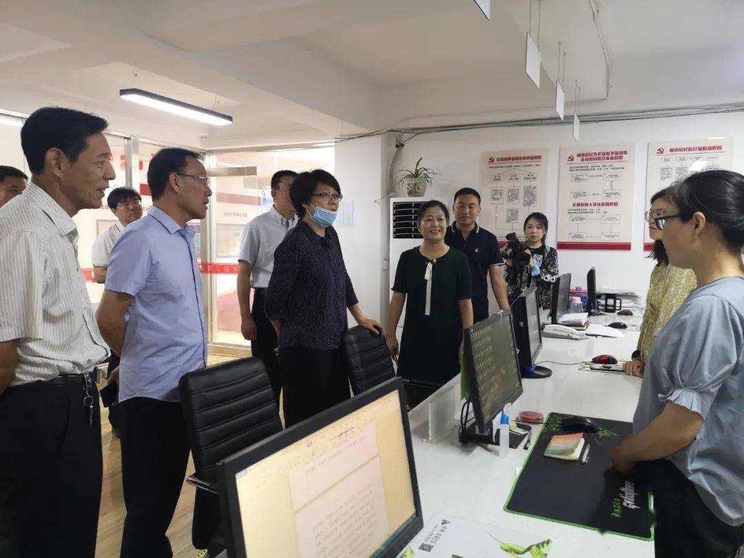 市委常委组织部长统战部长郝艳红到西门里街道调研城市社区现代化治理