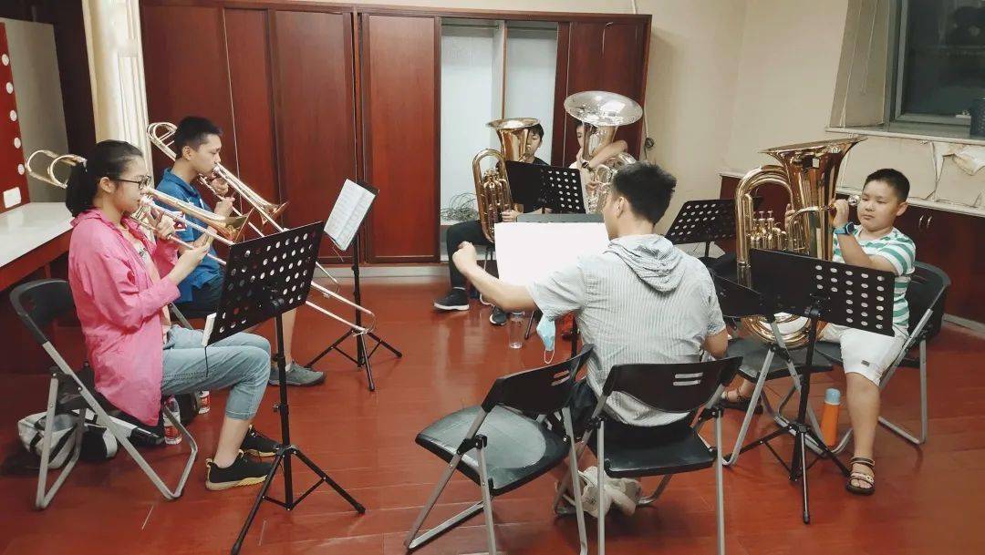 小号,圆号,巴松等等……他们都能充分运用孩子们能够简单易懂的教学