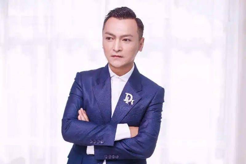 江东被冠以励志歌手的赞誉,风雨之后总有彩虹,是金子总会发光让▼江