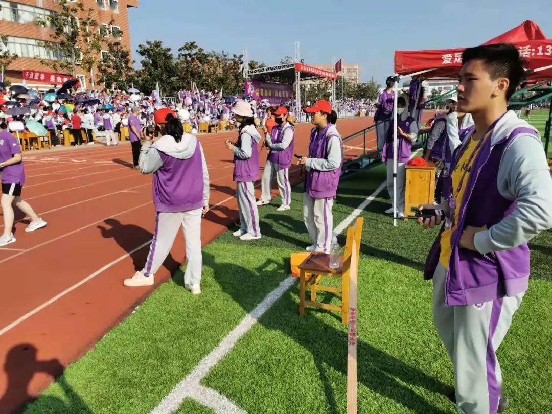 新学期伊始为了保证新生们能够按时穿上那一抹"青莲紫"校服志愿者们