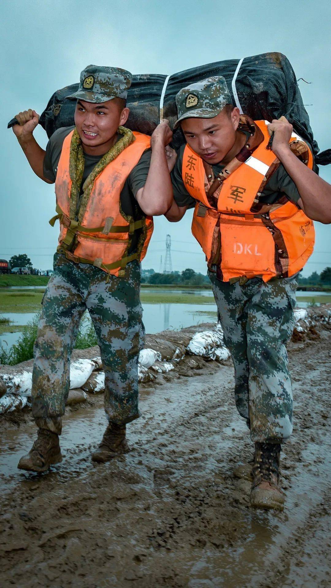 抗洪救灾2020图片