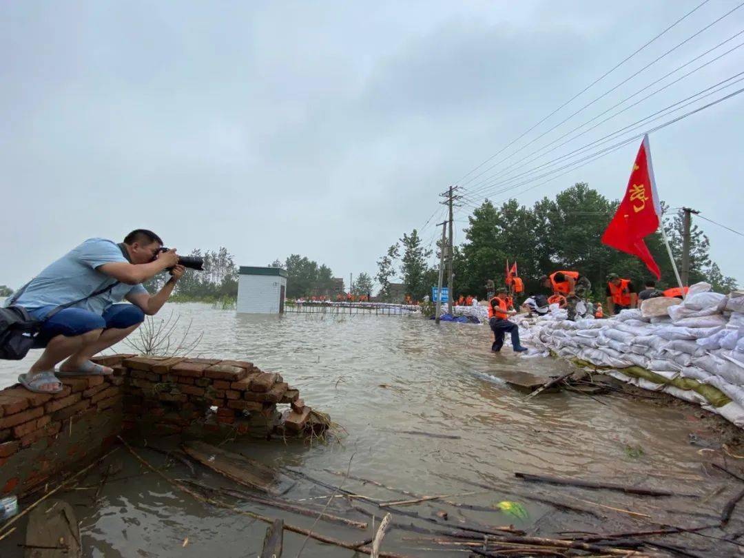 全力以赴防汛救灾看抗洪新闻人战斗的34个瞬间