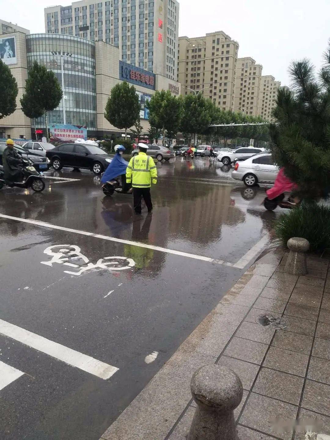 强降雨来袭,雨中交警成了最温情的路标_雨天