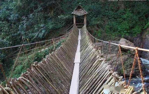 藤索桥,是西盟佤族,拉祜族在江,河通道上搭建的桥梁,过去用结实粗大的