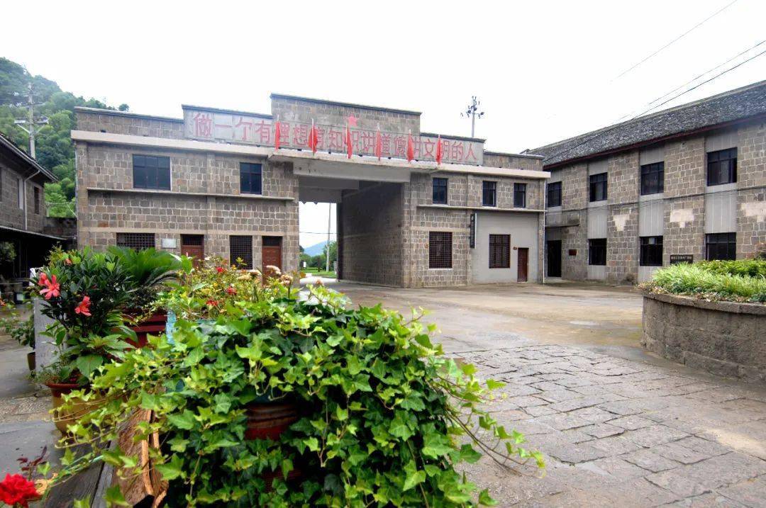 传说宁波这里曾有凤凰栖息,还拥有全区最年轻的文物.