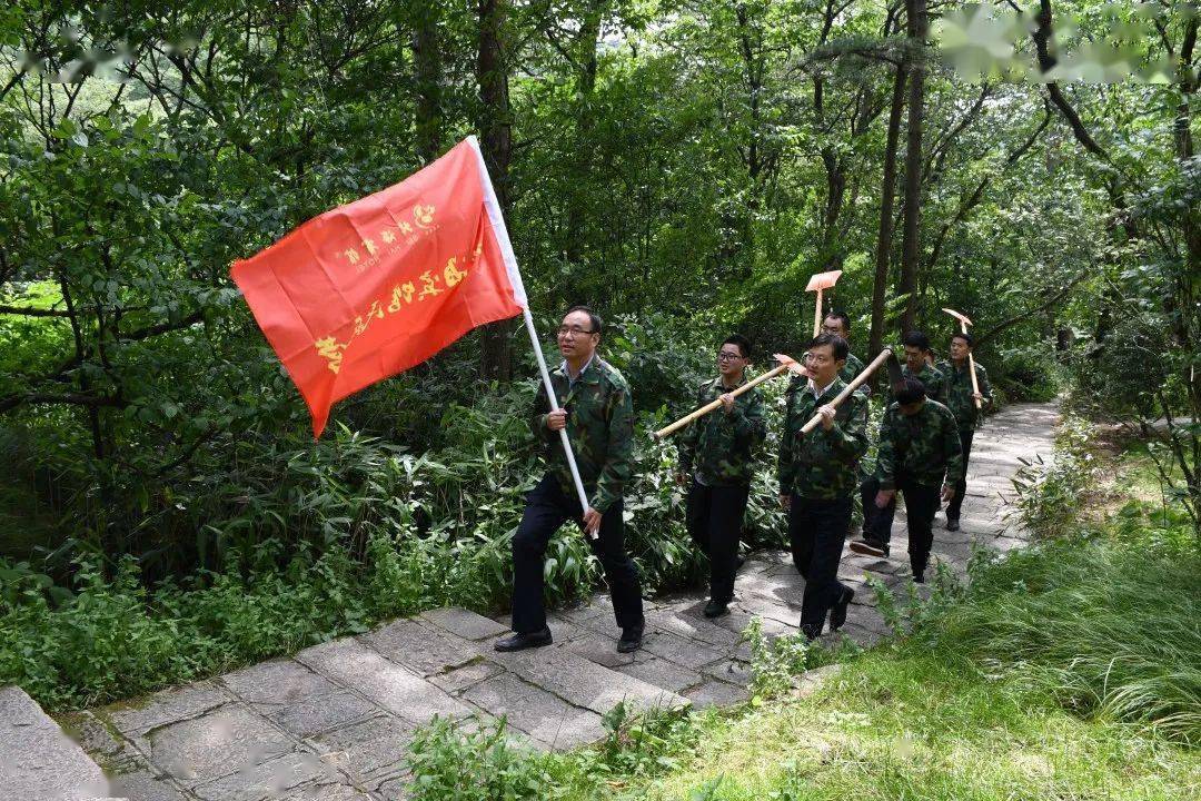 民兵旗幟迎風飄揚03綠化環境保護黃山,美化環境,民兵營積極響應景區和