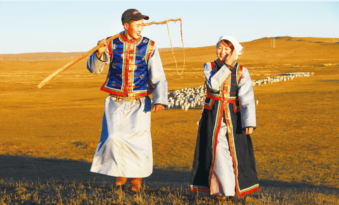 夏61民族服饰锦袍罗裙绣古今