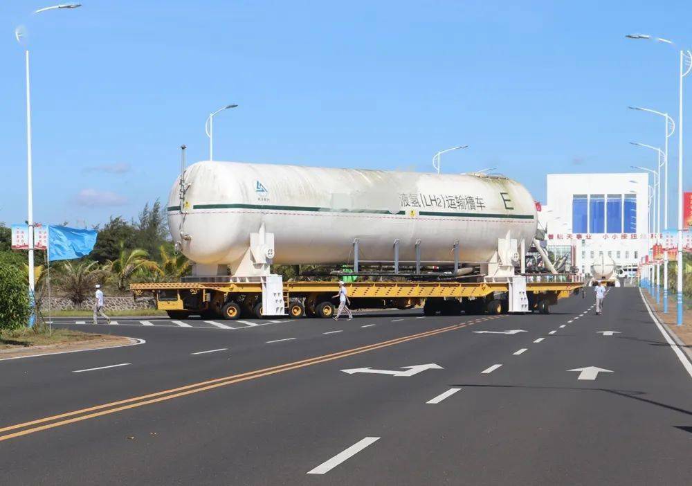 指挥液氢运输槽车转场工作除了液氢,液氧,液氮以及卫星的燃料,也都是