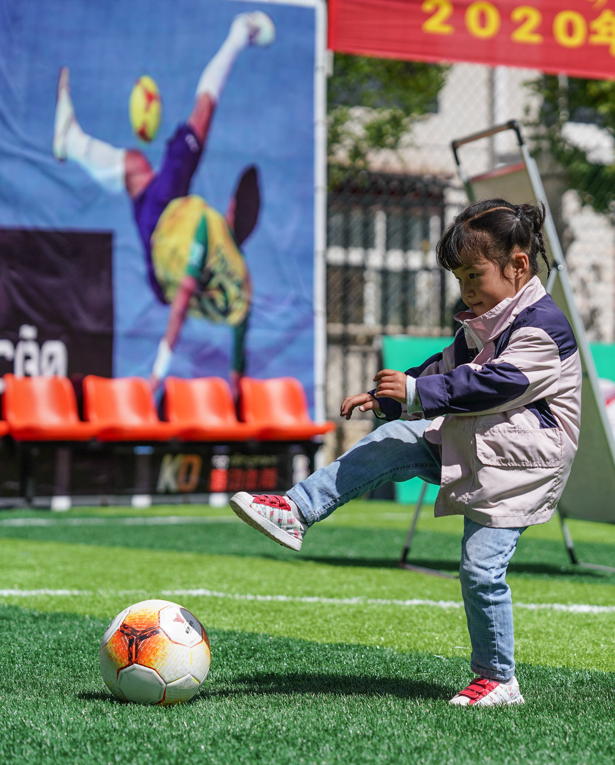 西藏拉萨举办民间女子足球赛_比赛