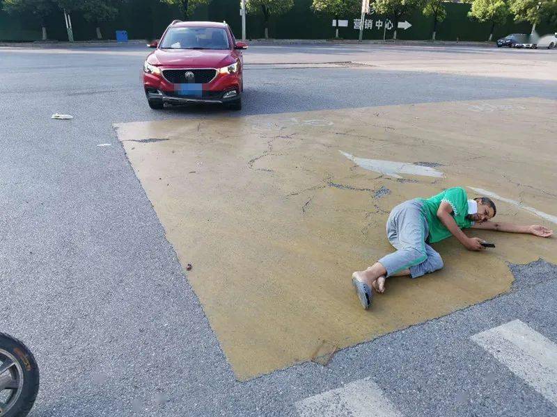 临桂一电动车闯红灯被撞飞