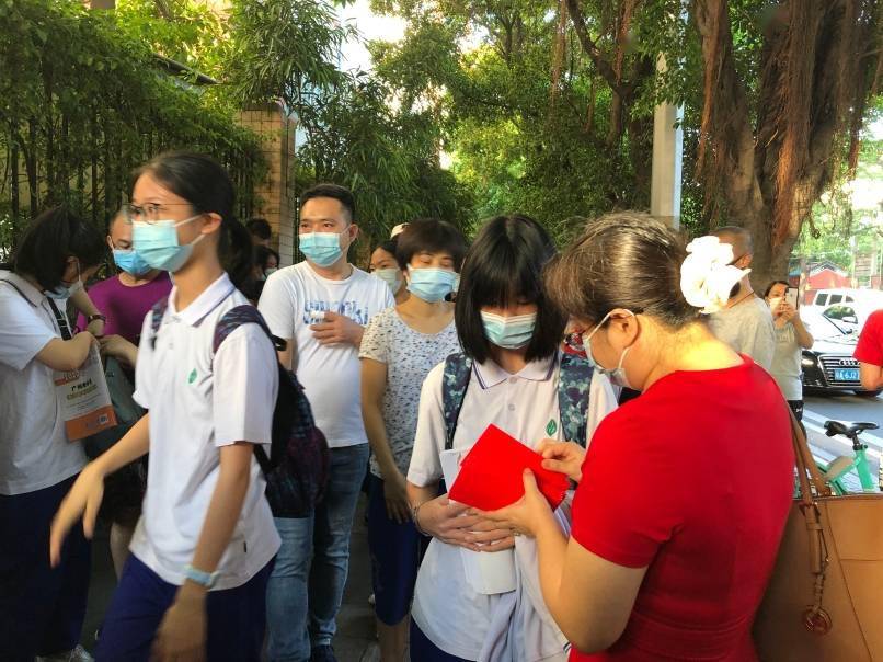 省实初中部考点,豪贤中学初三(1)班班主任邝老师的"点名"方式很特别