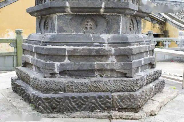 还在于其每层部分倚柱,槏柱以及坐佛须弥座上,刻有宋代造像题记