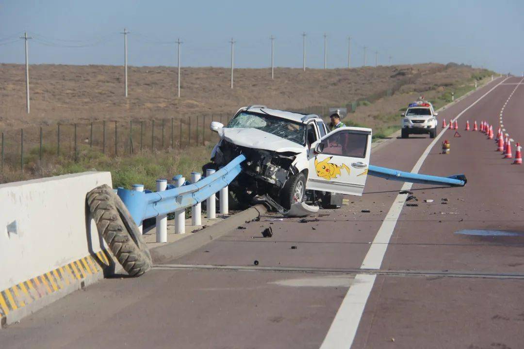 惊险银昆高速疲劳驾驶酿事故10米长护栏穿车而过