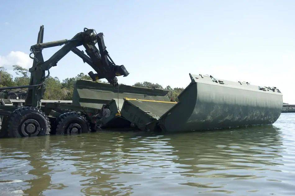 动力舟桥3"布控球"就像是"运筹帷幄之中,决胜千里之外"的军师,为防汛