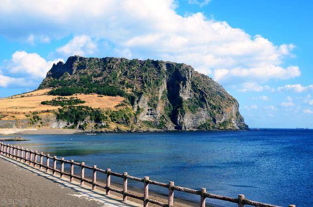 济州岛是韩国最大的岛屿,由120万年前火山活动而形成
