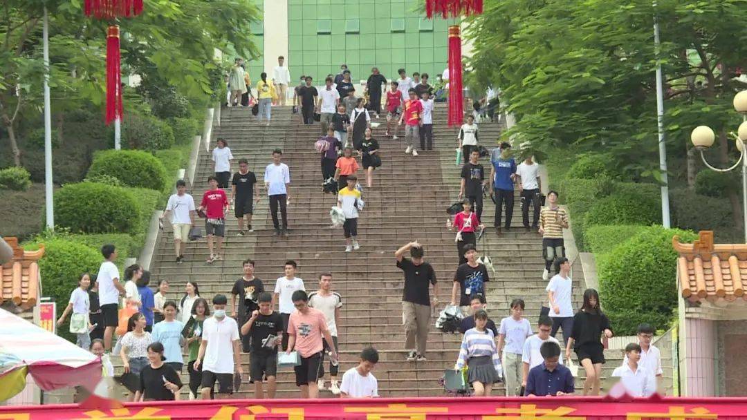 岑溪中学再创辉煌全校师生为岑溪教育事业发展出力
