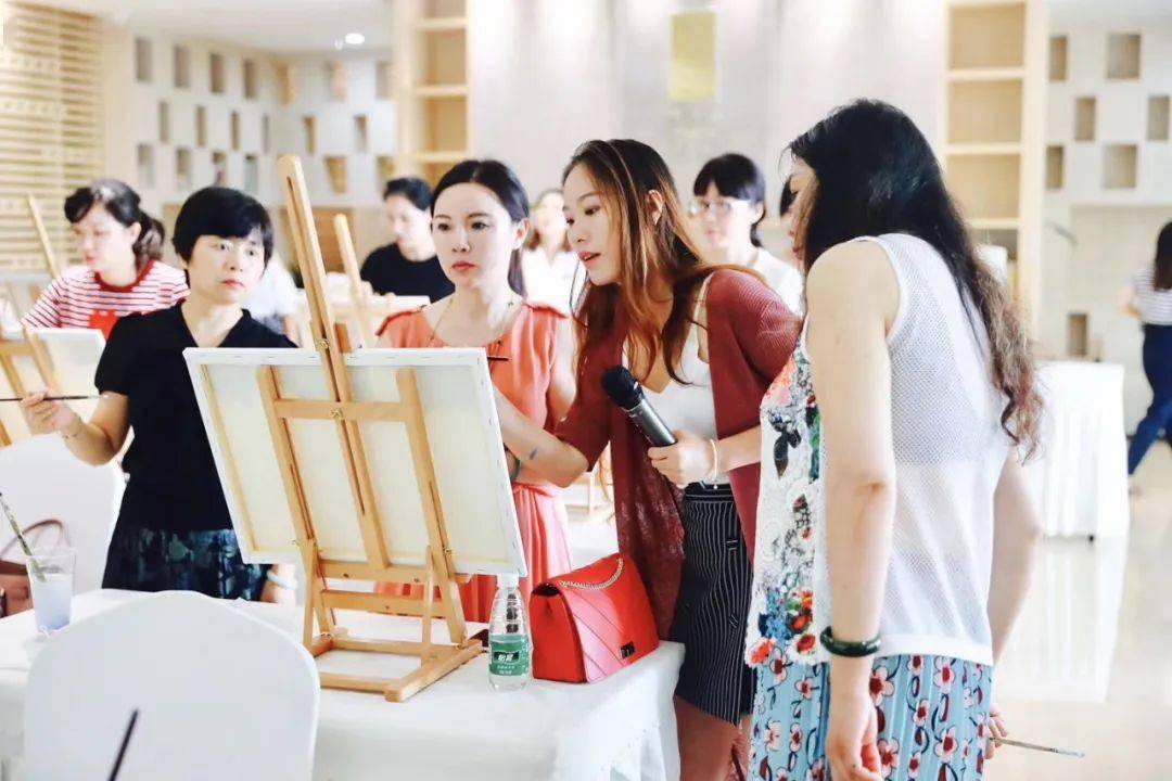 活动相约盛夏春熙街道开展职工油画艺术沙龙