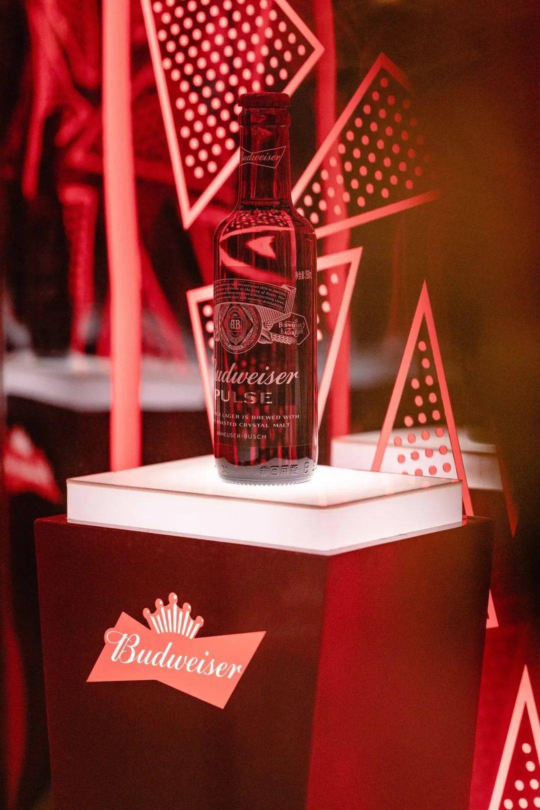 全球第①家百威艺术概念餐厅空降深圳穿红色进店有额外惊喜