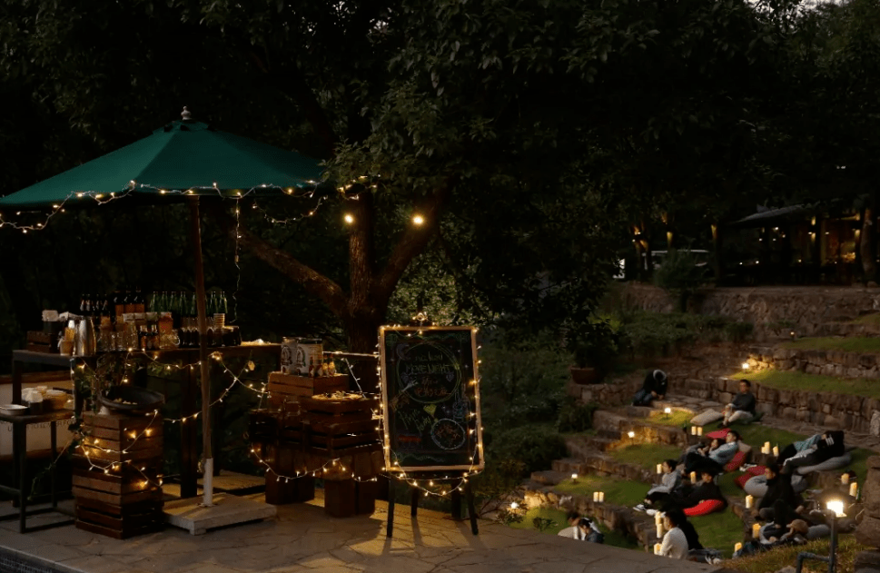 裸心堡的透明无边泳池一定不能错过约上小伙伴尽情畅游在这里给时间按