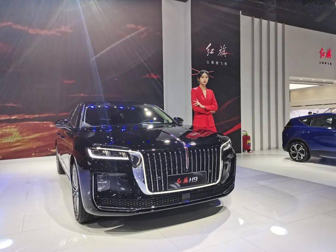 走到红旗展台,商妹儿瞬间遭吸引住了,拍拍拍根本停不下来.