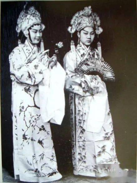 袁雪芬(左),马樟花(右)演出《梁祝哀史》袁雪芬和"闪电小生"马樟花在