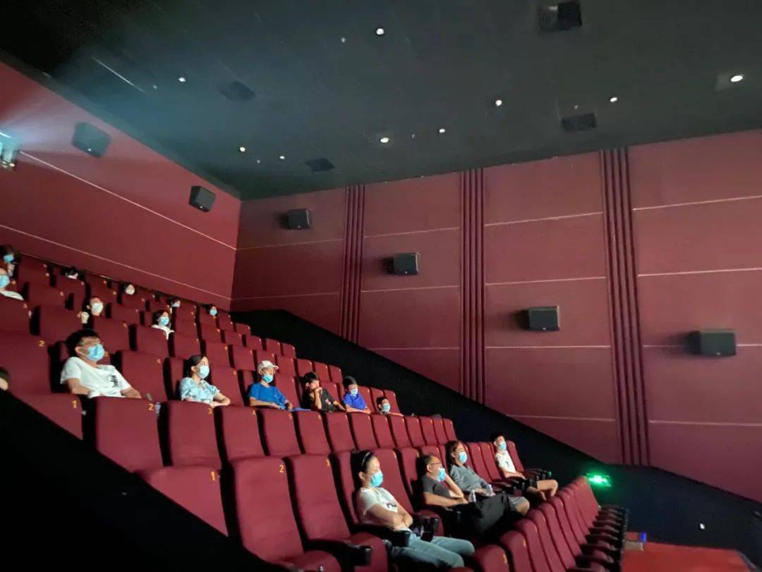 电影院每场间隔在30分钟以上有的场次在一个小时以上在场间会对座椅