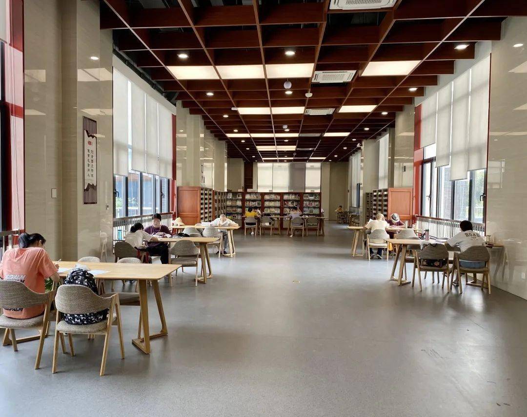 人民日报app关注!衢州这家图书馆,为94岁读者设爱心专座,下雨护送