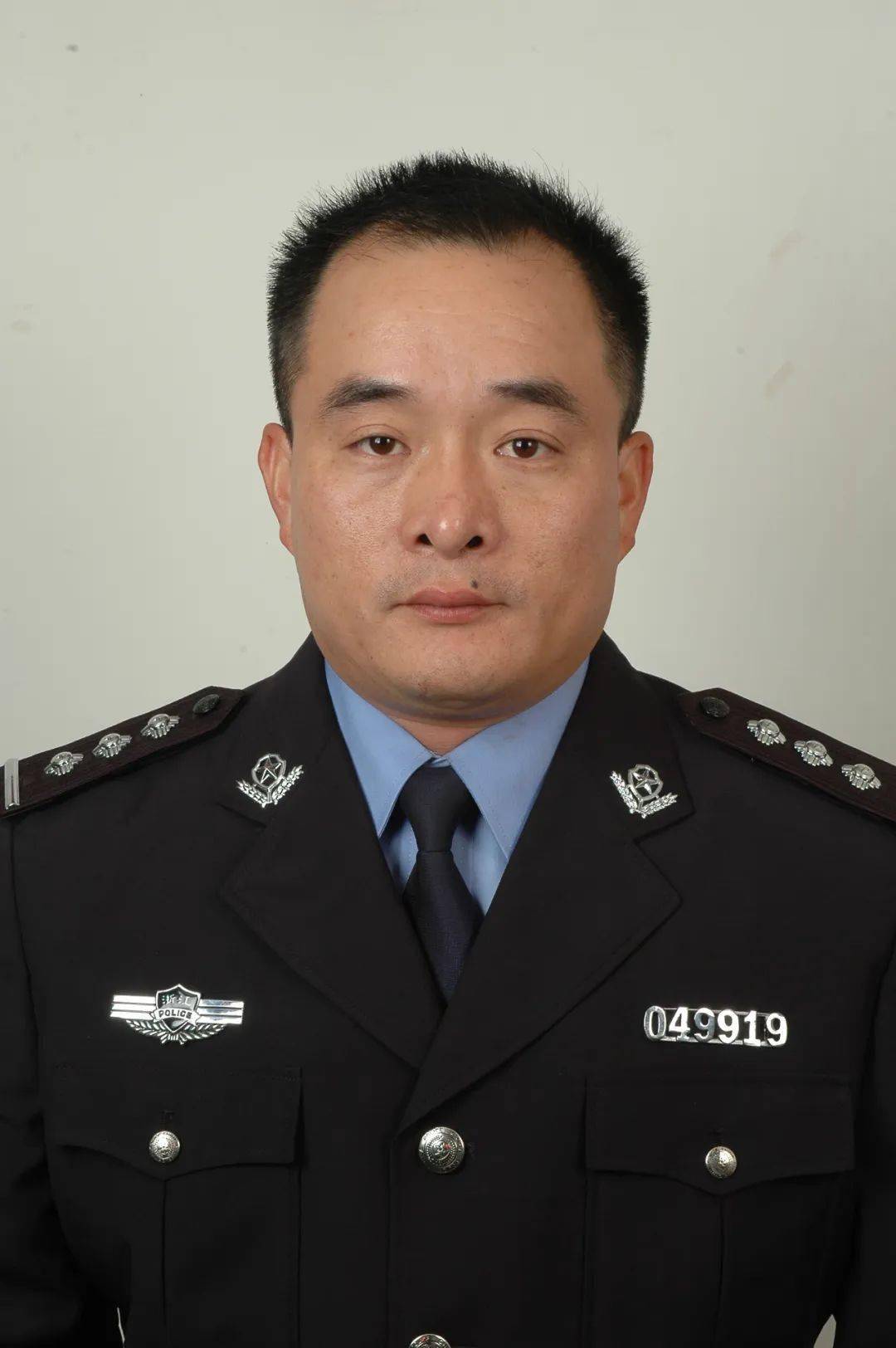 李伟强李伟强,男,中共党员,1974年出生,1992年入伍,2007年退役,海宁市