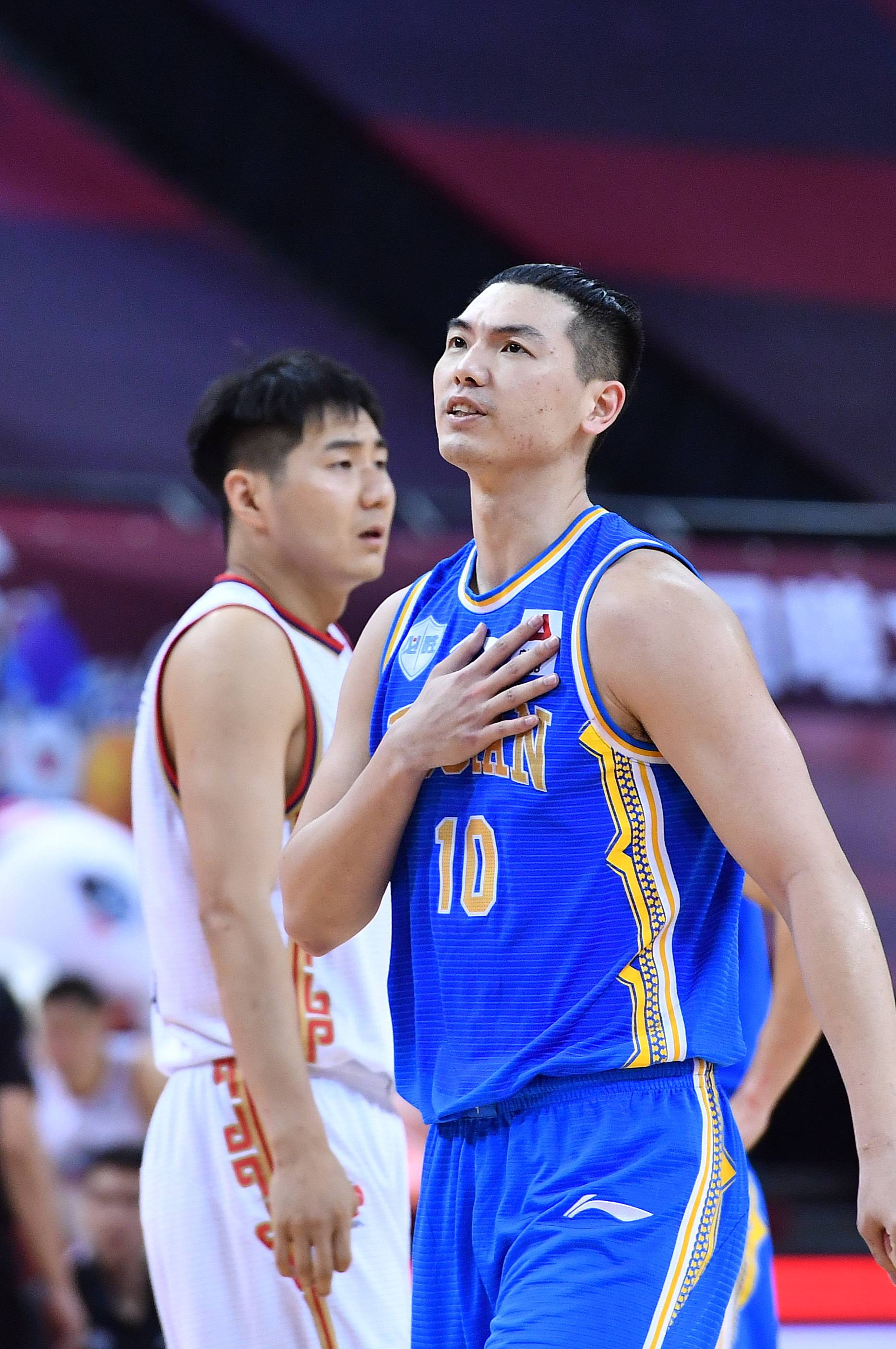 7月26日,福建豹发力队球员胡珑贸(右)在比赛中.