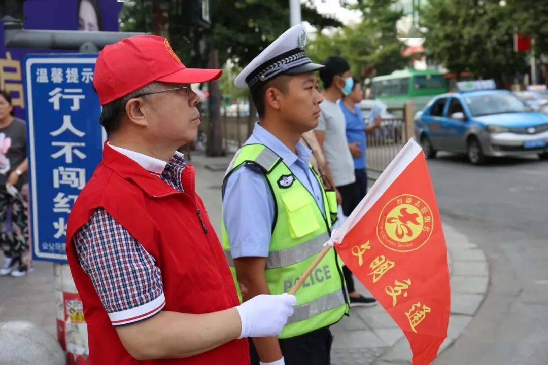 创城在行动九倡导文明出行宣传干部变身交通引导员