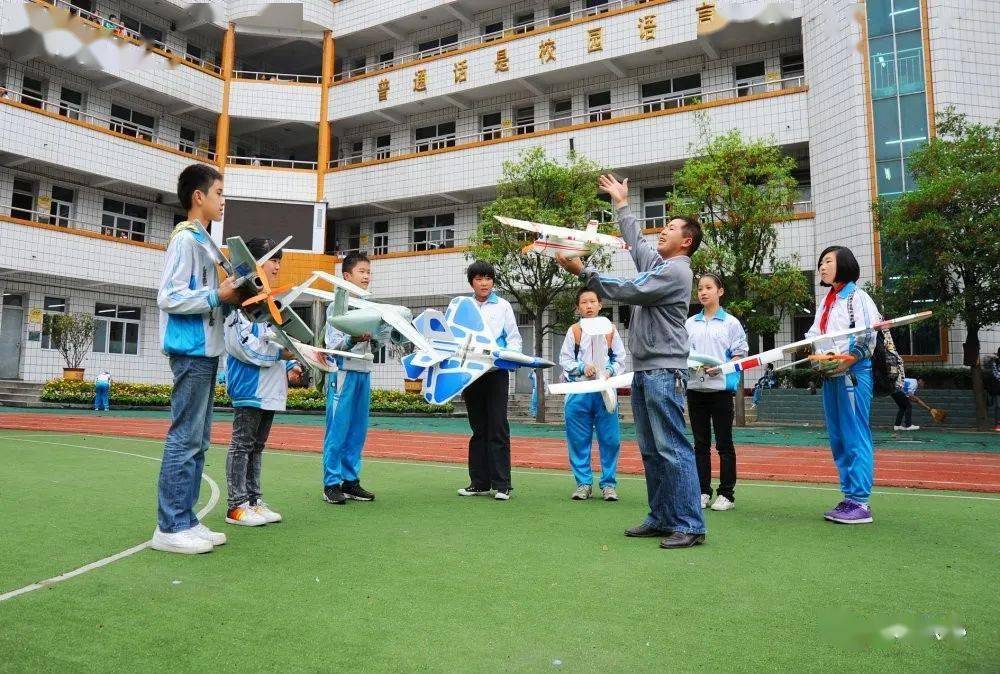 都匀六小南校区将在总校带领下,践行"与真知为友,与创造做伴"的校训