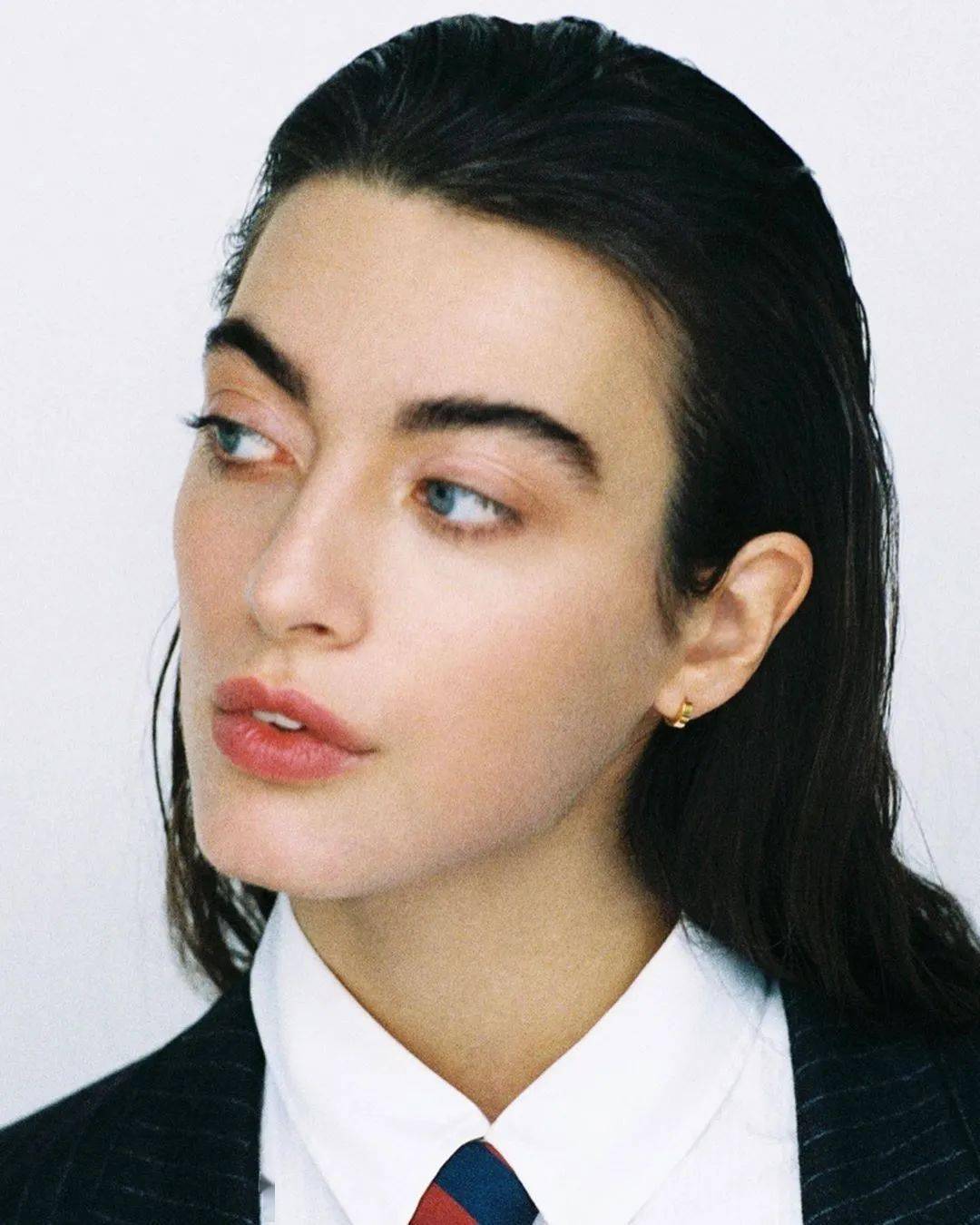 来自一位法国模特 长相里自带几分野生的美 拍照时的迷离眼神 和嘴唇