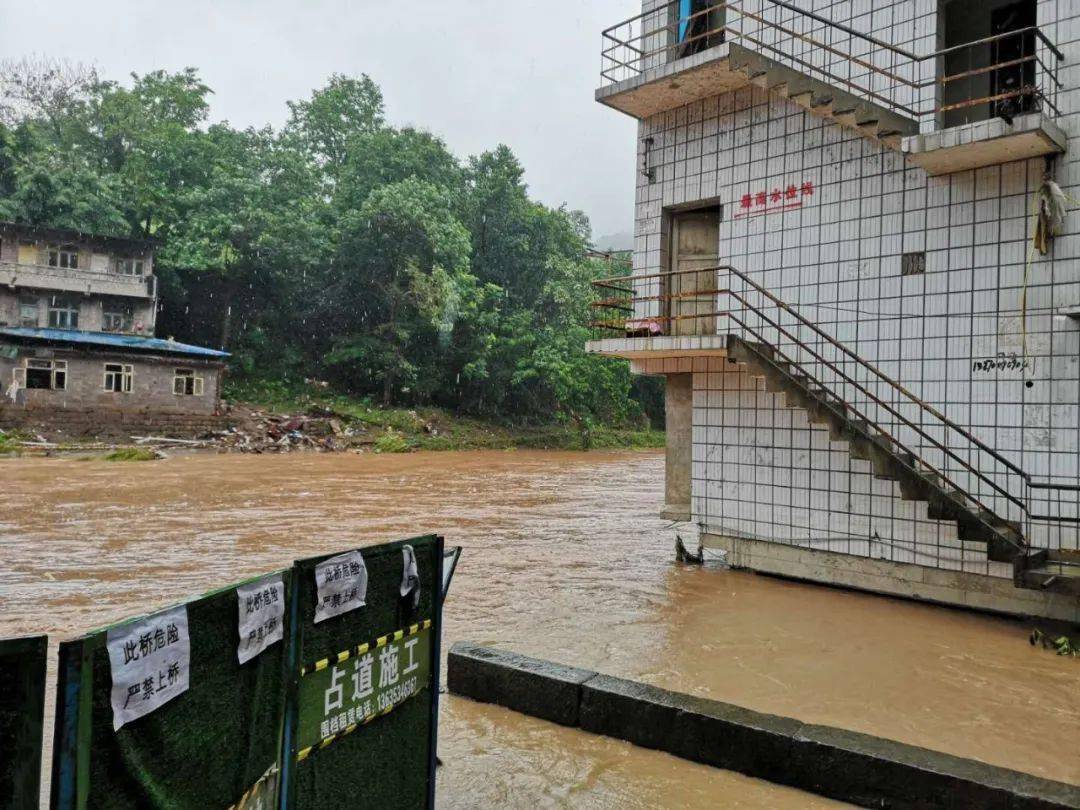 万州再遭暴雨袭击,多地涨水被淹,道路塌方.(内附现场图片视频)